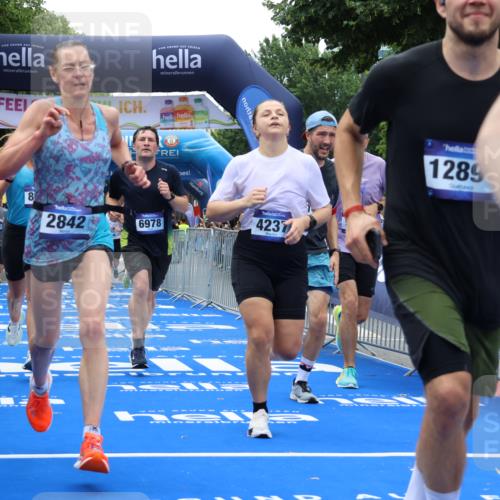 29.06.2025 - hella hamburg halbmarathon Strokosch-Dieckow http://msf.ph/oto/8472281 29.06.2025 10:46:26 Ziel 1600, 2222, 2842, 4237, 4497, 5459, 6421, 6691, 6978, 7335, 8142, 8482, 8981, 9232, 9386, 9529, 9786, 11185, 11773, 12171, 12651, 12891, 13698, 14045, 14228, 14482, 15157, 15206, 16127, 17281, 17461, 18118, 18211, 18637, 18882, 19209 meine-sportfotos.de