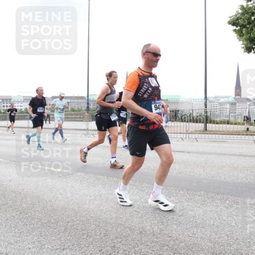 29.06.2025 - hella hamburg halbmarathon Lena Gebhardt http://msf.ph/oto/8472321 29.06.2025 10:33:04 Lombardsbrücke 18191, 17508, 947, 1078, 1237, 1324, 1732, 1764, 2038, 2054, 2059, 2085, 2276, 2838, 2959, 3341, 3391, 3422, 3660, 3670, 3708, 3753, 3871, 4030, 4096, 4445, 4446, 4555, 4650, 5110, 5180, 5581, 5917, 6040, 6773, 6861, 7308, 7309, 7387, 7531, 7633, 7749, 7750, 7982, 8170, 8595, 8839, 9010, 9034, 9143, 9188, 9289, 9471, 9542, 9591, 9592, 9768, 9780, 10013, 10048, 10277, 11229, 11260, 11713, 11756, 11826, 12039, 12423, 12424, 14305, 14743, 15951 meine-sportfotos.de