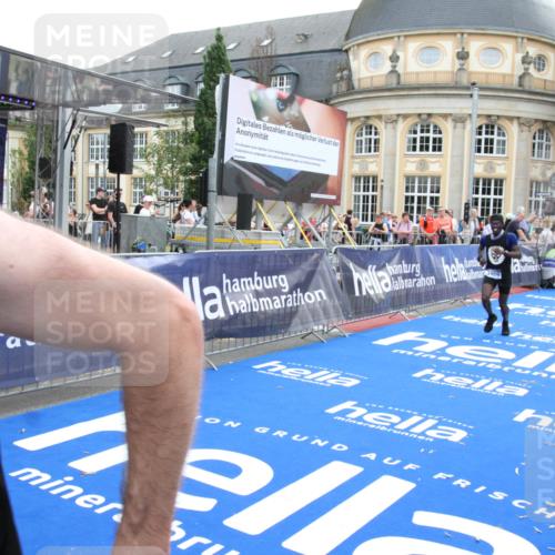 29.06.2025 - hella hamburg halbmarathon Michael Strokosch http://msf.ph/oto/8472345 29.06.2025 10:36:59 Ziel 3959, 5307, 5315, 7310, 11620, 13141, 14691, 18384 meine-sportfotos.de