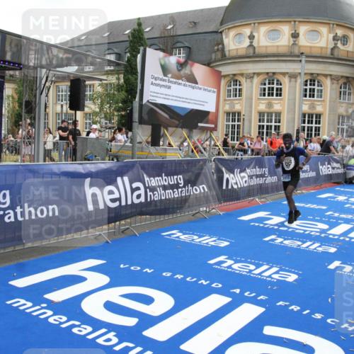 29.06.2025 - hella hamburg halbmarathon Michael Strokosch http://msf.ph/oto/8472359 29.06.2025 10:36:59 Ziel 3959, 5307, 5315, 7310, 11620, 13141, 14691, 18384 meine-sportfotos.de