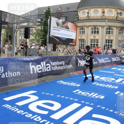 29.06.2025 - hella hamburg halbmarathon Michael Strokosch http://msf.ph/oto/8472374 29.06.2025 10:37:00 Ziel 1385, 1411, 3959, 5307, 5315, 11620, 13141, 14691, 18384 meine-sportfotos.de