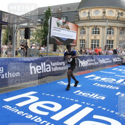 29.06.2025 - hella hamburg halbmarathon Michael Strokosch http://msf.ph/oto/8472400 29.06.2025 10:37:00 Ziel 1385, 1411, 3959, 5307, 5315, 11620, 13141, 14691, 18384 meine-sportfotos.de