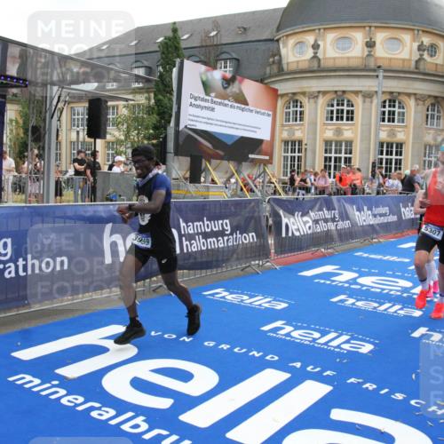 29.06.2025 - hella hamburg halbmarathon Michael Strokosch http://msf.ph/oto/8472421 29.06.2025 10:37:01 Ziel 1385, 1411, 3959, 5307, 5315, 11620, 14691, 15261, 17024, 17125, 18384 meine-sportfotos.de