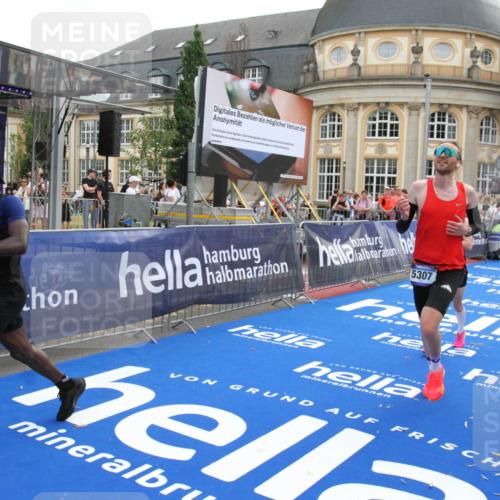 29.06.2025 - hella hamburg halbmarathon Michael Strokosch http://msf.ph/oto/8472448 29.06.2025 10:37:01 Ziel 1385, 1411, 3959, 5307, 5315, 11620, 14691, 15261, 17024, 17125, 18384 meine-sportfotos.de