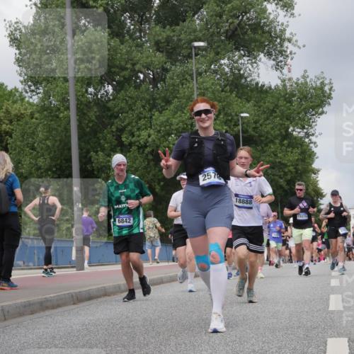 29.06.2025 - hella hamburg halbmarathon Luisa Fischer http://msf.ph/oto/8472469 29.06.2025 10:44:41 Kennedybrücke 6842, 2578, 18888, 15076, 280, 11851, 3344, 18580, 2805, 3344, 4412, 5928, 7661, 8769, 10407 meine-sportfotos.de