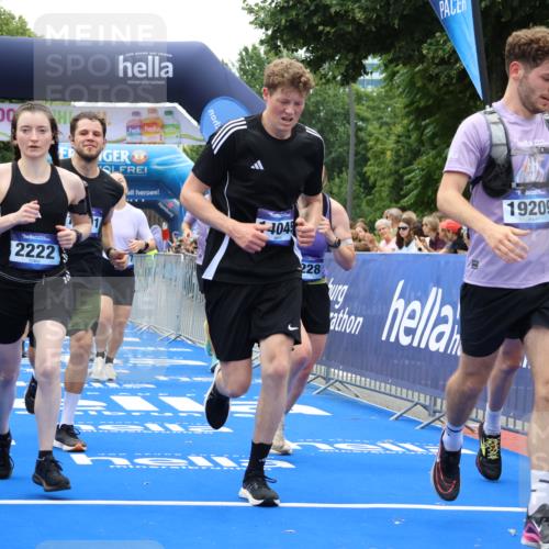 29.06.2025 - hella hamburg halbmarathon Strokosch-Dieckow http://msf.ph/oto/8472501 29.06.2025 10:46:25 Ziel 1600, 2222, 2842, 4237, 4497, 5459, 6421, 6691, 6978, 7335, 8142, 8482, 8981, 9232, 9386, 9529, 9786, 11185, 11773, 12171, 12651, 12891, 13698, 14045, 14200, 14228, 14262, 14482, 15157, 16127, 17281, 17461, 18118, 18211, 18637, 18882, 19209 meine-sportfotos.de