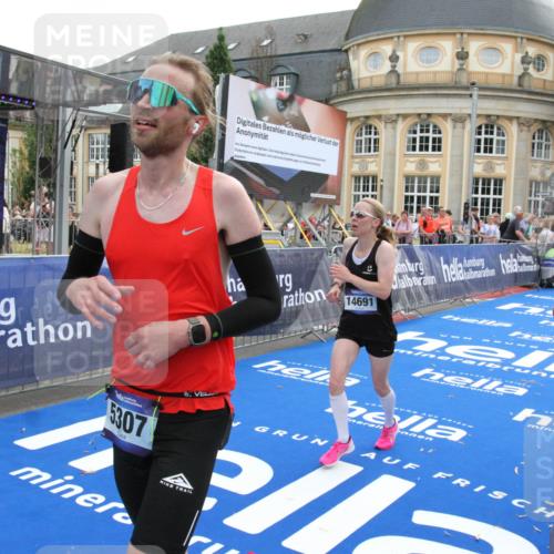 29.06.2025 - hella hamburg halbmarathon Michael Strokosch http://msf.ph/oto/8472503 29.06.2025 10:37:02 Ziel 1385, 1411, 3959, 5307, 5315, 6123, 11620, 14691, 15261, 17024, 17125 meine-sportfotos.de