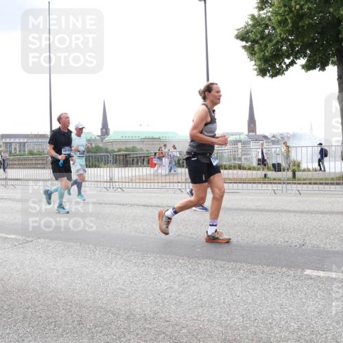 29.06.2025 - hella hamburg halbmarathon Lena Gebhardt http://msf.ph/oto/8472519 29.06.2025 10:33:05 Lombardsbrücke 1819, 1078, 1237, 1324, 1732, 1764, 2038, 2054, 2059, 2085, 2276, 2838, 2959, 3341, 3391, 3422, 3660, 3670, 3708, 3753, 3871, 4030, 4096, 4445, 4446, 4555, 4650, 5110, 5180, 5581, 5917, 6040, 6773, 6861, 7308, 7309, 7387, 7531, 7749, 7750, 7982, 8170, 8595, 8839, 9010, 9034, 9143, 9188, 9289, 9471, 9542, 9591, 9592, 9768, 9780, 10013, 10048, 10277, 11229, 11260, 11713, 11756, 11826, 12039, 12423, 12424, 14305, 14743, 15951 meine-sportfotos.de