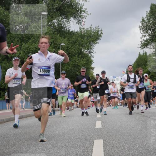 29.06.2025 - hella hamburg halbmarathon Luisa Fischer http://msf.ph/oto/8472526 29.06.2025 10:44:42 Kennedybrücke 2578, 6250, 18888, 15076, 8054, 2805, 11851, 3344, 18580, 87, 16454, 15155, 11, 6, 2805, 3344, 4412, 5688, 5928, 7661, 8769, 10407 meine-sportfotos.de