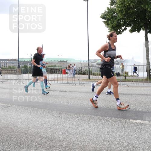 29.06.2025 - hella hamburg halbmarathon Lena Gebhardt http://msf.ph/oto/8472588 29.06.2025 10:33:05 Lombardsbrücke 1819, 1078, 1237, 1324, 1732, 1764, 2038, 2054, 2059, 2085, 2276, 2838, 2959, 3341, 3391, 3422, 3660, 3670, 3708, 3753, 3871, 4030, 4096, 4445, 4446, 4555, 4650, 5110, 5180, 5581, 5917, 6040, 6773, 6861, 7308, 7309, 7387, 7531, 7749, 7750, 7982, 8170, 8595, 8839, 9010, 9034, 9143, 9188, 9289, 9471, 9542, 9591, 9592, 9768, 9780, 10013, 10048, 10277, 11229, 11260, 11713, 11756, 11826, 12039, 12423, 12424, 14305, 14743, 15951 meine-sportfotos.de