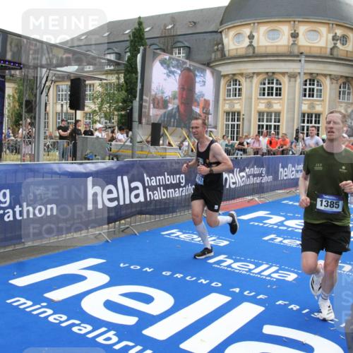 29.06.2025 - hella hamburg halbmarathon Michael Strokosch http://msf.ph/oto/8472602 29.06.2025 10:37:07 Ziel 1385, 1411, 5315, 6123, 6458, 7482, 9178, 10738, 11120, 15261, 15410, 16992, 17024, 17125, 17658 meine-sportfotos.de