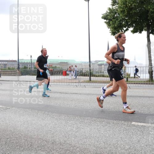 29.06.2025 - hella hamburg halbmarathon Lena Gebhardt http://msf.ph/oto/8472644 29.06.2025 10:33:06 Lombardsbrücke 1819, 1078, 1237, 1324, 1732, 1764, 2038, 2054, 2059, 2085, 2276, 2838, 2959, 3341, 3391, 3422, 3660, 3708, 3753, 3812, 3871, 4030, 4096, 4445, 4446, 4555, 4650, 5110, 5180, 5581, 5917, 6040, 6773, 6861, 7308, 7309, 7387, 7531, 7750, 7982, 8170, 8595, 8839, 9010, 9034, 9143, 9188, 9289, 9471, 9542, 9591, 9592, 9768, 9780, 10013, 10048, 10277, 11229, 11260, 11713, 11756, 11826, 12039, 12423, 12424, 14305, 14743, 15951 meine-sportfotos.de