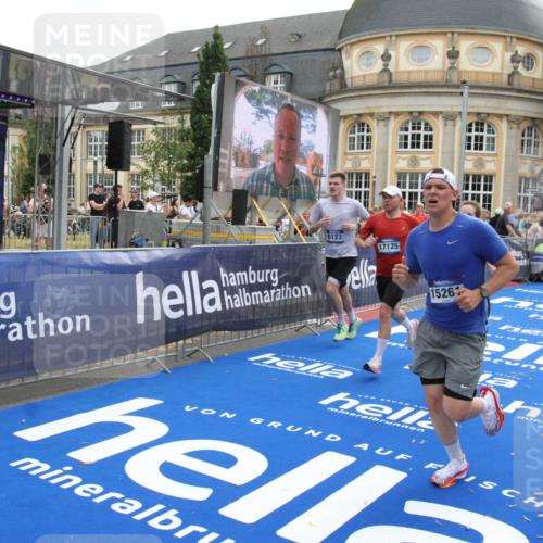 29.06.2025 - hella hamburg halbmarathon Michael Strokosch http://msf.ph/oto/8472645 29.06.2025 10:37:08 Ziel 1385, 1411, 5315, 5923, 6123, 6458, 7482, 9178, 10738, 11120, 15261, 15410, 16992, 17024, 17125, 17658 meine-sportfotos.de