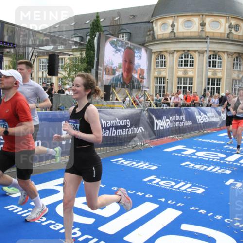 29.06.2025 - hella hamburg halbmarathon Michael Strokosch http://msf.ph/oto/8472707 29.06.2025 10:37:09 Ziel 1385, 1411, 5923, 6123, 6458, 7482, 8362, 9178, 10738, 11120, 15261, 15410, 16992, 17024, 17125, 17658 meine-sportfotos.de