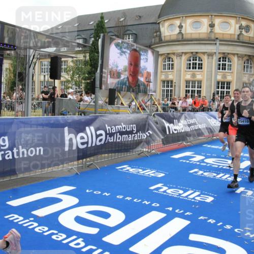 29.06.2025 - hella hamburg halbmarathon Michael Strokosch http://msf.ph/oto/8472717 29.06.2025 10:37:09 Ziel 1385, 1411, 5923, 6123, 6458, 7482, 8362, 9178, 10738, 11120, 15261, 15410, 16992, 17024, 17125, 17658 meine-sportfotos.de