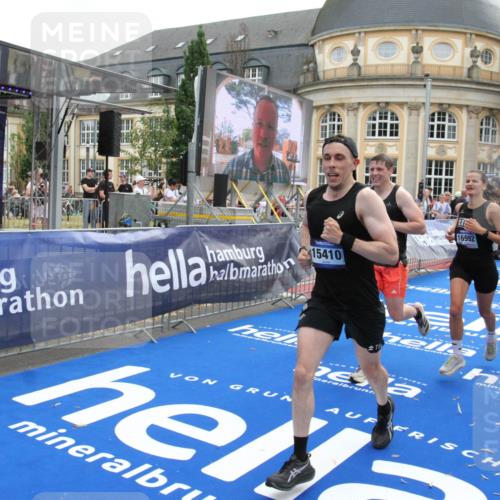29.06.2025 - hella hamburg halbmarathon Michael Strokosch http://msf.ph/oto/8472785 29.06.2025 10:37:10 Ziel 5923, 6123, 6458, 7482, 8362, 9178, 10738, 11120, 11423, 13972, 15261, 15410, 16992, 17024, 17125, 17658 meine-sportfotos.de