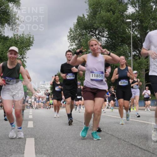 29.06.2025 - hella hamburg halbmarathon Luisa Fischer http://msf.ph/oto/8472909 29.06.2025 10:44:51 Kennedybrücke 6, 627, 5688, 15669, 13018, 11851, 16454, 1472, 11482, 1314, 2229, 3694, 4774, 5688, 5928, 7821, 8293, 9009, 9370, 10027 meine-sportfotos.de