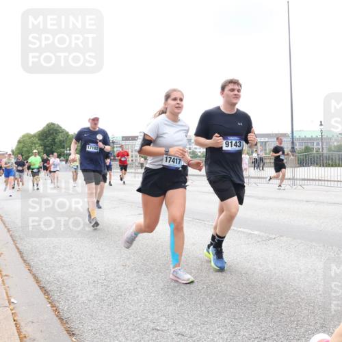 29.06.2025 - hella hamburg halbmarathon Lena Gebhardt http://msf.ph/oto/8472919 29.06.2025 10:33:06 Lombardsbrücke 17102, 17417, 9143, 1078, 1237, 1324, 1732, 1764, 2038, 2054, 2059, 2085, 2276, 2838, 2959, 3341, 3391, 3422, 3660, 3708, 3753, 3812, 3871, 4030, 4096, 4445, 4446, 4555, 4650, 5110, 5180, 5581, 5917, 6040, 6773, 6861, 7308, 7309, 7387, 7531, 7750, 7982, 8170, 8595, 8839, 9010, 9034, 9143, 9188, 9289, 9471, 9542, 9591, 9592, 9768, 9780, 10013, 10048, 10277, 11229, 11260, 11713, 11756, 11826, 12039, 12423, 12424, 14305, 14743, 15951 meine-sportfotos.de
