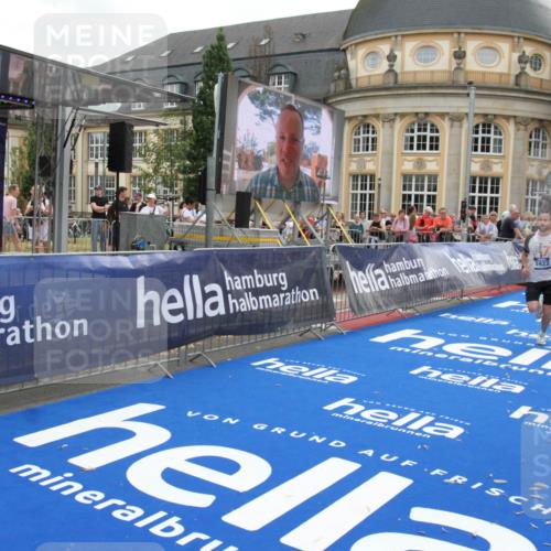 29.06.2025 - hella hamburg halbmarathon Michael Strokosch http://msf.ph/oto/8472931 29.06.2025 10:37:14 Ziel 4860, 5923, 7482, 8362, 9178, 10190, 11423, 13972, 15178, 17137, 17658, 17726 meine-sportfotos.de
