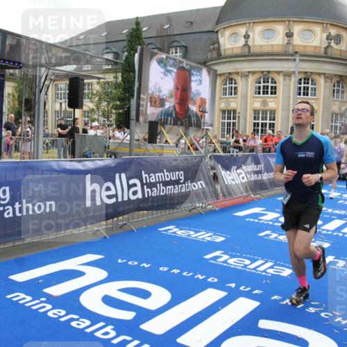 29.06.2025 - hella hamburg halbmarathon Michael Strokosch http://msf.ph/oto/8472968 29.06.2025 10:37:15 Ziel 4860, 5923, 7482, 8362, 9178, 10190, 11423, 13972, 15178, 17137, 17726 meine-sportfotos.de