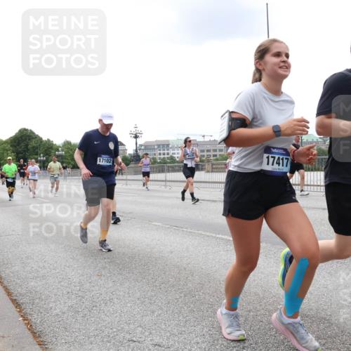 29.06.2025 - hella hamburg halbmarathon Lena Gebhardt http://msf.ph/oto/8473060 29.06.2025 10:33:07 Lombardsbrücke 17102, 17417, 1078, 1237, 1324, 1732, 1764, 2038, 2054, 2059, 2085, 2276, 2838, 2959, 3341, 3391, 3422, 3660, 3708, 3753, 3812, 3871, 4030, 4096, 4445, 4446, 4555, 4650, 5110, 5180, 5581, 5917, 6040, 6773, 6861, 7387, 7750, 7982, 8170, 8595, 8839, 9034, 9143, 9188, 9289, 9471, 9542, 9591, 9592, 9768, 9780, 10013, 10048, 10277, 11229, 11260, 11713, 11756, 11826, 12039, 12423, 12424, 14305, 14743, 15951 meine-sportfotos.de