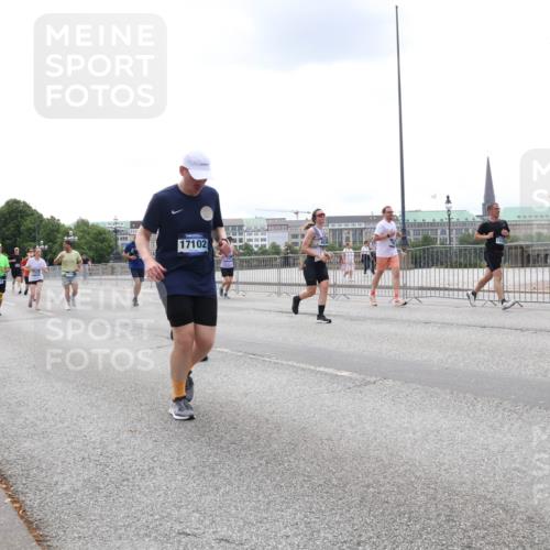 29.06.2025 - hella hamburg halbmarathon Lena Gebhardt http://msf.ph/oto/8473200 29.06.2025 10:33:07 Lombardsbrücke 17102, 1078, 1237, 1324, 1732, 1764, 2038, 2054, 2059, 2085, 2276, 2838, 2959, 3341, 3391, 3422, 3660, 3708, 3753, 3812, 3871, 4030, 4096, 4445, 4446, 4555, 4650, 5110, 5180, 5581, 5917, 6040, 6773, 6861, 7387, 7750, 7982, 8170, 8595, 8839, 9034, 9143, 9188, 9289, 9471, 9542, 9591, 9592, 9768, 9780, 10013, 10048, 10277, 11229, 11260, 11713, 11756, 11826, 12039, 12423, 12424, 14305, 14743, 15951 meine-sportfotos.de