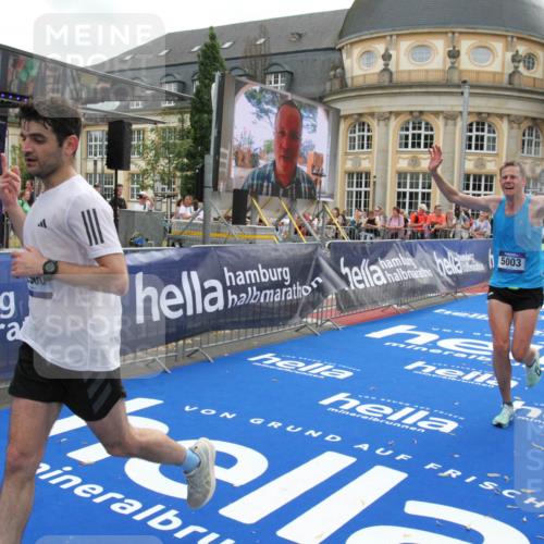 29.06.2025 - hella hamburg halbmarathon Michael Strokosch http://msf.ph/oto/8473205 29.06.2025 10:37:23 Ziel 5003, 12739, 12900, 13854, 14387, 14459, 15888, 17306, 18824 meine-sportfotos.de