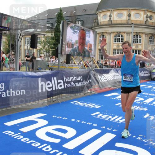 29.06.2025 - hella hamburg halbmarathon Michael Strokosch http://msf.ph/oto/8473233 29.06.2025 10:37:23 Ziel 5003, 12739, 12900, 13854, 14387, 14459, 15888, 17306, 18824 meine-sportfotos.de