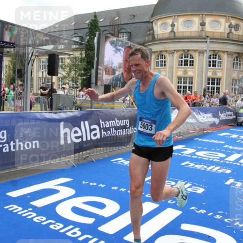 29.06.2025 - hella hamburg halbmarathon Michael Strokosch http://msf.ph/oto/8473264 29.06.2025 10:37:24 Ziel 5003, 12739, 12900, 13854, 14387, 14459, 15888, 17306, 18159, 18723, 18824 meine-sportfotos.de
