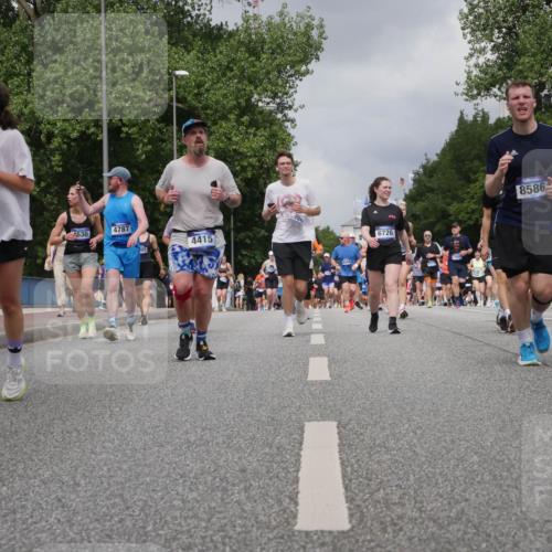 29.06.2025 - hella hamburg halbmarathon Luisa Fischer http://msf.ph/oto/8473360 29.06.2025 10:45:05 Kennedybrücke 2153, 4530, 4787, 4415, 6726, 8586, 2763, 1317, 1536, 2762, 2763, 3532, 3533, 5086, 6066, 6719, 6793, 6846, 6894, 8300, 8301, 8443, 8586, 10483 meine-sportfotos.de