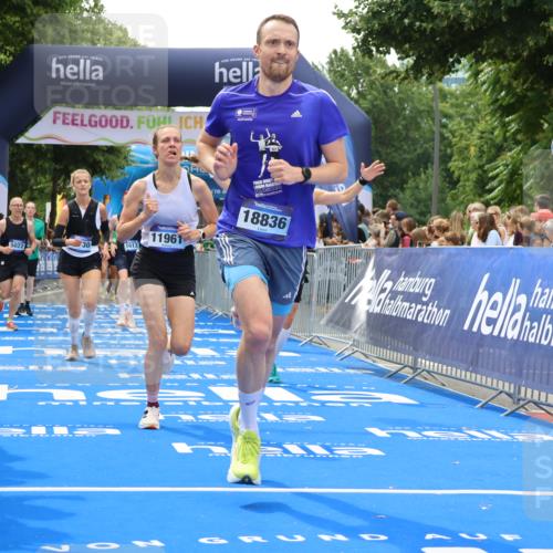 29.06.2025 - hella hamburg halbmarathon Strokosch-Dieckow http://msf.ph/oto/8473362 29.06.2025 10:47:51 Ziel 1604, 1613, 2340, 4528, 5022, 5915, 6836, 8564, 11961, 12679, 14383, 14730, 15333, 16766, 17451, 18356, 18836, 19198 meine-sportfotos.de