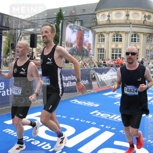 29.06.2025 - hella hamburg halbmarathon Michael Strokosch http://msf.ph/oto/8473364 29.06.2025 10:37:27 Ziel 2767, 9017, 12739, 13372, 13854, 14387, 14459, 15888, 17306, 18159, 18723, 18824 meine-sportfotos.de