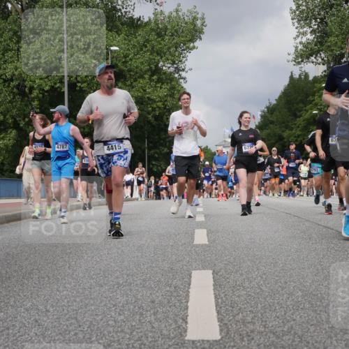 29.06.2025 - hella hamburg halbmarathon Luisa Fischer http://msf.ph/oto/8473372 29.06.2025 10:45:05 Kennedybrücke 4938, 4520, 4787, 838, 4415, 672, 11686, 5793, 67, 8586, 1317, 1536, 2762, 2763, 3532, 3533, 5086, 6066, 6719, 6793, 6846, 6894, 8300, 8301, 8443, 8586, 10483 meine-sportfotos.de