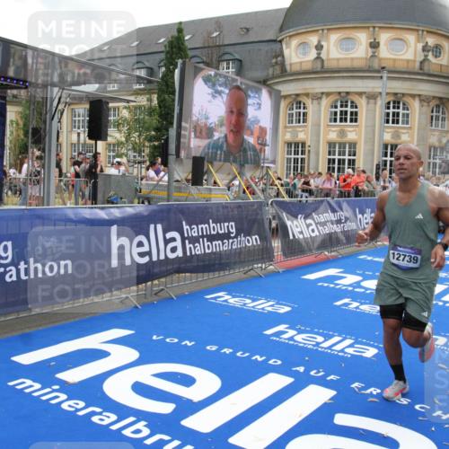 29.06.2025 - hella hamburg halbmarathon Michael Strokosch http://msf.ph/oto/8473402 29.06.2025 10:37:28 Ziel 2767, 6047, 9017, 12739, 13372, 13854, 14387, 14459, 15888, 17306, 18159, 18723, 18824 meine-sportfotos.de