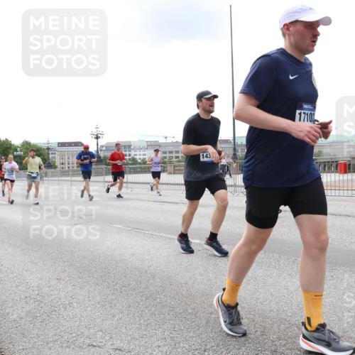 29.06.2025 - hella hamburg halbmarathon Lena Gebhardt http://msf.ph/oto/8473486 29.06.2025 10:33:08 Lombardsbrücke 11260, 143, 17102, 1078, 1237, 1324, 1732, 1764, 2038, 2054, 2059, 2085, 2276, 2838, 2959, 3341, 3391, 3422, 3660, 3708, 3753, 3812, 3871, 4030, 4096, 4164, 4445, 4446, 4555, 4650, 5110, 5180, 5581, 5917, 6040, 6773, 6861, 7387, 7750, 7982, 8170, 8595, 8839, 9034, 9143, 9188, 9289, 9471, 9542, 9591, 9592, 9768, 9780, 10013, 10277, 11229, 11260, 11713, 11756, 11826, 12039, 12423, 12424, 14305, 14743, 15951 meine-sportfotos.de