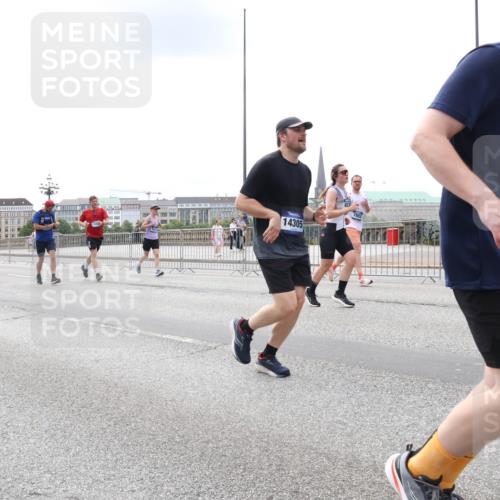 29.06.2025 - hella hamburg halbmarathon Lena Gebhardt http://msf.ph/oto/8473556 29.06.2025 10:33:09 Lombardsbrücke 14305, 1078, 1237, 1324, 1732, 1764, 1995, 2038, 2054, 2059, 2085, 2276, 2838, 2959, 3341, 3391, 3422, 3660, 3708, 3753, 3812, 3871, 4030, 4096, 4164, 4445, 4446, 4555, 4650, 5110, 5180, 5581, 5917, 6040, 6773, 6861, 7387, 7982, 8170, 8595, 8839, 9034, 9143, 9188, 9289, 9471, 9542, 9591, 9592, 9750, 9768, 9780, 10013, 10277, 11229, 11260, 11713, 11756, 11826, 12039, 12423, 12424, 14305, 14743, 15951 meine-sportfotos.de