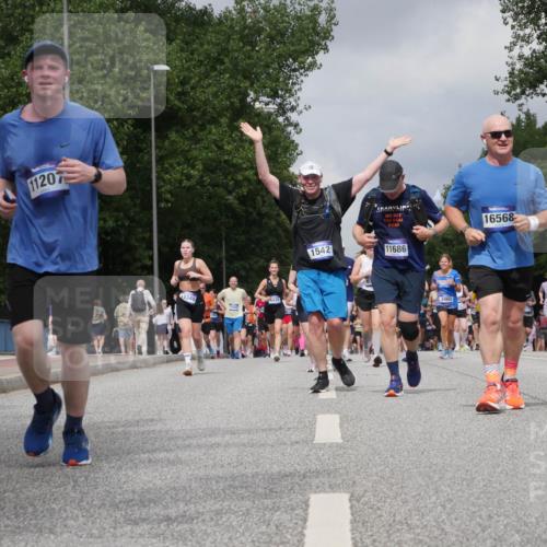 29.06.2025 - hella hamburg halbmarathon Luisa Fischer http://msf.ph/oto/8473604 29.06.2025 10:45:14 Kennedybrücke 13622, 11207, 10348, 16568, 1542, 11686, 3460, 796, 110, 2762, 2763, 5942, 6066, 6137, 6719, 6726, 6793, 7968, 8162, 9588, 10181 meine-sportfotos.de