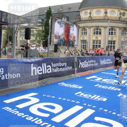 29.06.2025 - hella hamburg halbmarathon Michael Strokosch http://msf.ph/oto/8473618 29.06.2025 10:37:34 Ziel 1290, 2767, 5042, 5791, 6047, 7831, 9017, 9914, 10451, 13372 meine-sportfotos.de