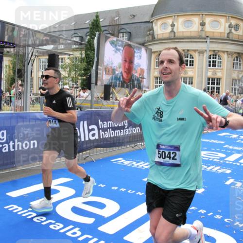 29.06.2025 - hella hamburg halbmarathon Michael Strokosch http://msf.ph/oto/8473717 29.06.2025 10:37:36 Ziel 1290, 5042, 5791, 6047, 7831, 9914, 10451, 10922, 11106, 18193, 18216 meine-sportfotos.de
