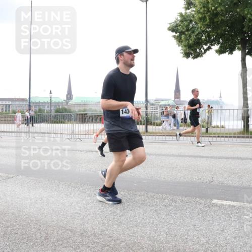 29.06.2025 - hella hamburg halbmarathon Lena Gebhardt http://msf.ph/oto/8473756 29.06.2025 10:33:09 Lombardsbrücke 143, 1078, 1237, 1324, 1732, 1764, 1995, 2038, 2054, 2059, 2085, 2276, 2838, 2959, 3341, 3391, 3422, 3660, 3708, 3753, 3812, 3871, 4030, 4096, 4164, 4445, 4446, 4555, 4650, 5110, 5180, 5581, 5917, 6040, 6773, 6861, 7387, 7982, 8170, 8595, 8839, 9034, 9143, 9188, 9289, 9471, 9542, 9591, 9592, 9750, 9768, 9780, 10013, 10277, 11229, 11260, 11713, 11756, 11826, 12039, 12423, 12424, 14305, 14743, 15951 meine-sportfotos.de