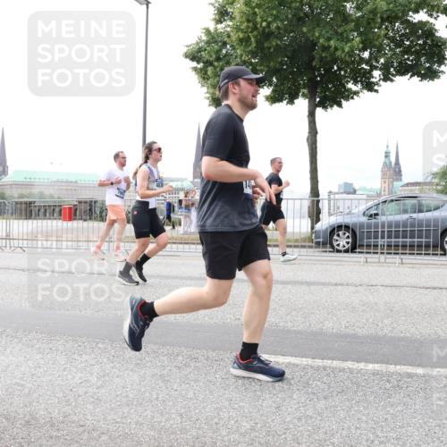 29.06.2025 - hella hamburg halbmarathon Lena Gebhardt http://msf.ph/oto/8473821 29.06.2025 10:33:09 Lombardsbrücke 1078, 1237, 1324, 1732, 1764, 1995, 2038, 2054, 2059, 2085, 2276, 2838, 2959, 3341, 3391, 3422, 3660, 3708, 3753, 3812, 3871, 4030, 4096, 4164, 4445, 4446, 4555, 4650, 5110, 5180, 5581, 5917, 6040, 6773, 6861, 7387, 7982, 8170, 8595, 8839, 9034, 9143, 9188, 9289, 9471, 9542, 9591, 9592, 9750, 9768, 9780, 10013, 10277, 11229, 11260, 11713, 11756, 11826, 12039, 12423, 12424, 14305, 14743, 15951 meine-sportfotos.de