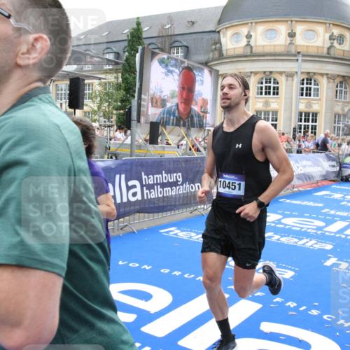 29.06.2025 - hella hamburg halbmarathon Michael Strokosch http://msf.ph/oto/8473842 29.06.2025 10:37:39 Ziel 1290, 5791, 7831, 10451, 10922, 11106, 14934, 18193, 18216 meine-sportfotos.de