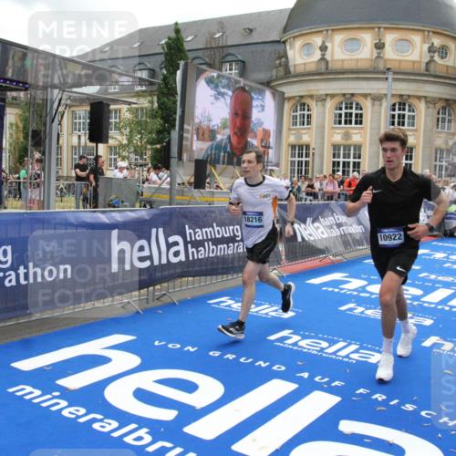 29.06.2025 - hella hamburg halbmarathon Michael Strokosch http://msf.ph/oto/8473861 29.06.2025 10:37:41 Ziel 1290, 1505, 5791, 10451, 10922, 11106, 14934, 18193, 18216 meine-sportfotos.de