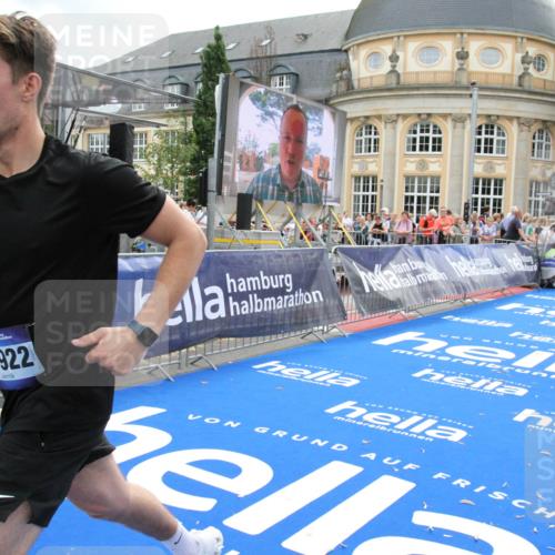 29.06.2025 - hella hamburg halbmarathon Michael Strokosch http://msf.ph/oto/8473880 29.06.2025 10:37:42 Ziel 1505, 10922, 11106, 14934, 18193, 18216 meine-sportfotos.de