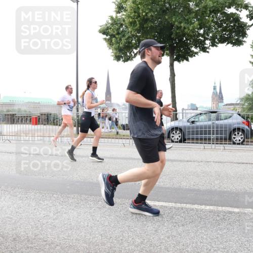 29.06.2025 - hella hamburg halbmarathon Lena Gebhardt http://msf.ph/oto/8473902 29.06.2025 10:33:09 Lombardsbrücke 1078, 1237, 1324, 1732, 1764, 1995, 2038, 2054, 2059, 2085, 2276, 2838, 2959, 3341, 3391, 3422, 3660, 3708, 3753, 3812, 3871, 4030, 4096, 4164, 4445, 4446, 4555, 4650, 5110, 5180, 5581, 5917, 6040, 6773, 6861, 7387, 7982, 8170, 8595, 8839, 9034, 9143, 9188, 9289, 9471, 9542, 9591, 9592, 9750, 9768, 9780, 10013, 10277, 11229, 11260, 11713, 11756, 11826, 12039, 12423, 12424, 14305, 14743, 15951 meine-sportfotos.de