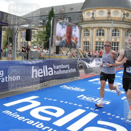 29.06.2025 - hella hamburg halbmarathon Michael Strokosch http://msf.ph/oto/8473936 29.06.2025 10:37:43 Ziel 1505, 10922, 11106, 13595, 14934, 18193, 18216 meine-sportfotos.de