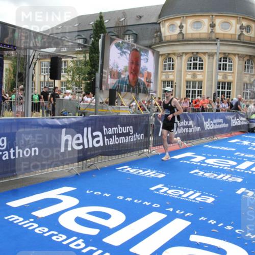 29.06.2025 - hella hamburg halbmarathon Michael Strokosch http://msf.ph/oto/8473948 29.06.2025 10:37:45 Ziel 1505, 1615, 11106, 13595, 14934, 18193 meine-sportfotos.de