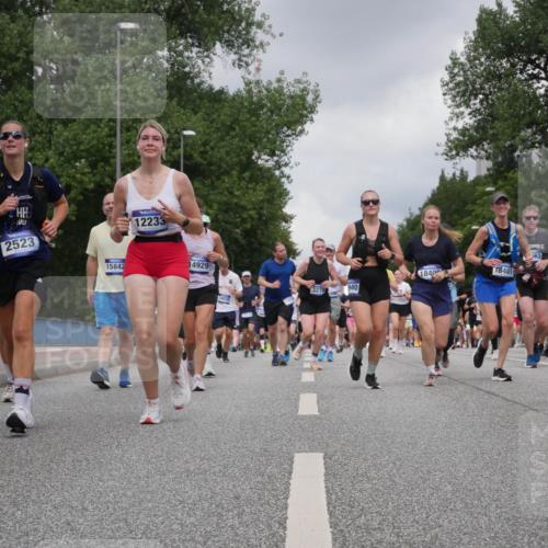 29.06.2025 - hella hamburg halbmarathon Luisa Fischer http://msf.ph/oto/8473992 29.06.2025 10:45:36 Kennedybrücke 2523, 12233, 14929, 15842, 16535, 1840, 18401, 940, 3276, 63, 12900, 1039, 1712, 2069, 2974, 3276, 3326, 3568, 4385, 4541, 4735, 4736, 5671, 6320, 7022, 7023, 8014, 8712, 10532 meine-sportfotos.de