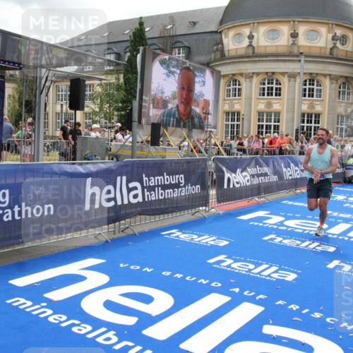 29.06.2025 - hella hamburg halbmarathon Michael Strokosch http://msf.ph/oto/8474000 29.06.2025 10:37:47 Ziel 1505, 1615, 2196, 9171, 13595, 14934, 18276, 18277 meine-sportfotos.de