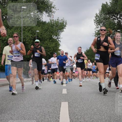 29.06.2025 - hella hamburg halbmarathon Luisa Fischer http://msf.ph/oto/8474026 29.06.2025 10:45:38 Kennedybrücke 12233, 15847, 14929, 13205, 10532, 11463, 1221, 3276, 8940, 18400, 18401, 1039, 1712, 2069, 2974, 3276, 3326, 3568, 4385, 4541, 4735, 4736, 5671, 7022, 7023, 8014, 10532 meine-sportfotos.de